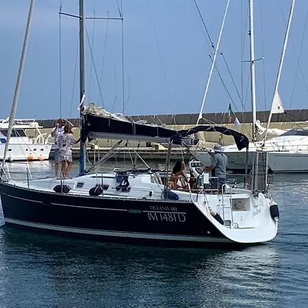 Botel Folie Sail Boat & *
